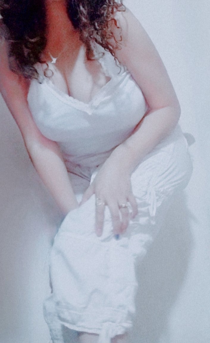 OrellanaDB's tweet photo. De blanco, solo Imaginen que tengo alas💋🌻 https://t.co/FH1H7xD7xL