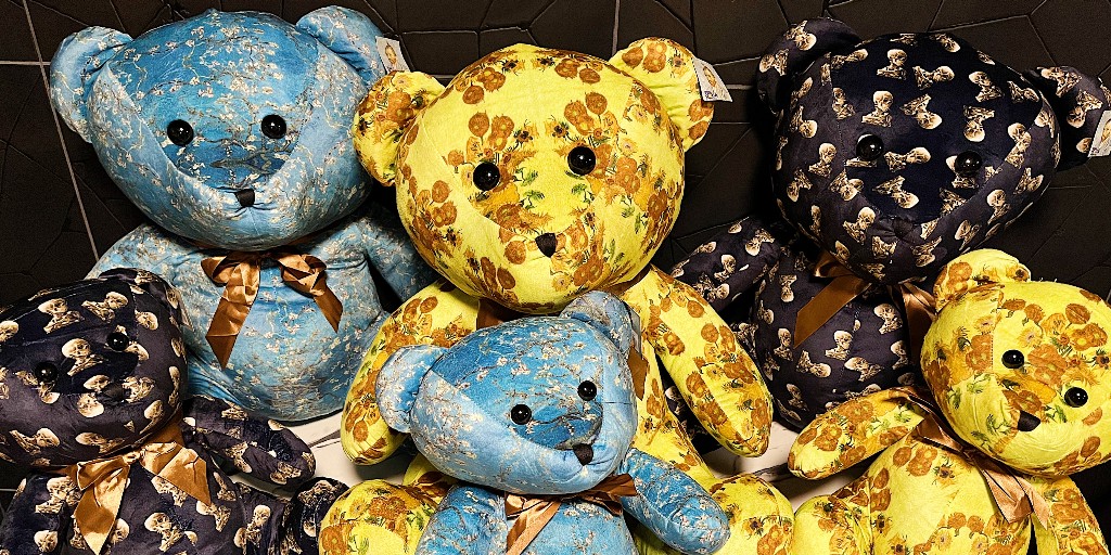 vangoghphoenix's tweet photo. How cute are these teddy bears?! 🧸 They are a fan favorite at our gift shop 💛 We have them in all different sizes! Be sure to check them out after the show 🌻 

🎟️: https://t.co/mzIEyjZYNh

#VanGoghPHX #Phoenix #Scottsdale #VanGogh #ImpactMuseums #LighthouseImmersive https://t.co/PcjXRLGgRt