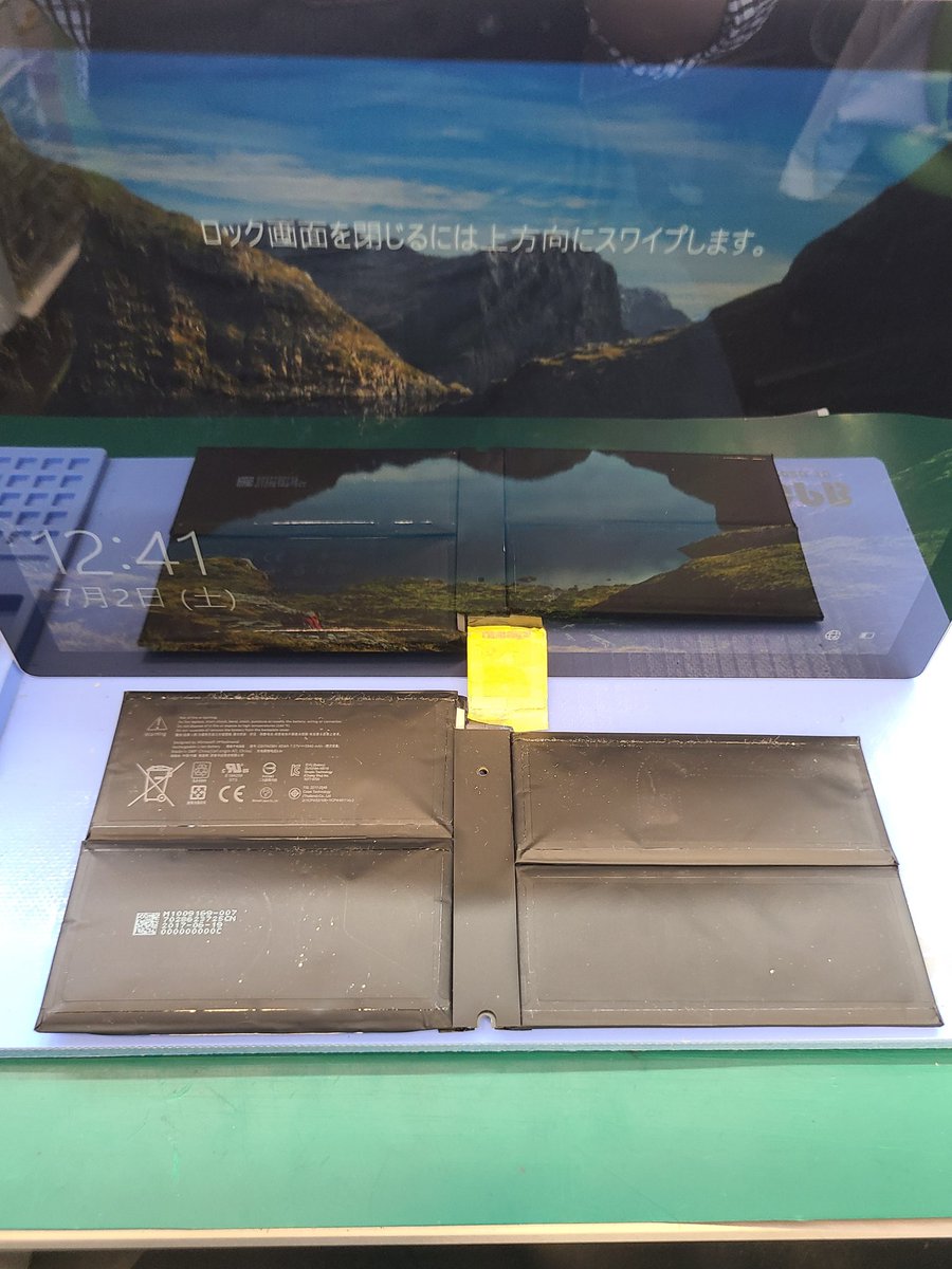 smartmax_repair's tweet image. #SurfacePro5 バッテリー膨張交換修理のご依頼です！
いつも当店をご利用頂き誠にありがとうございます！
のディスプレイが浮き上がっているとの事。膨張が進んでいたことが原因でした💦発火の可能性があり危険⚠️な状態でしたが新品バッテリーに交換して完了です！
#タブレットまっくす