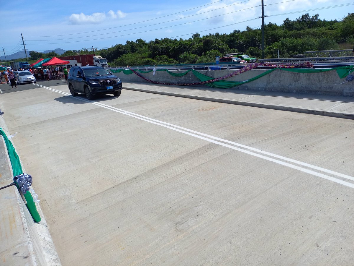 publicworksfiji's tweet photo. Hon @JoneUsamate commission the Korovou bridge in Tavua under the @FijiRoads bridge replacement program. #FijiInfrastructure https://t.co/jk6SqdWmgK