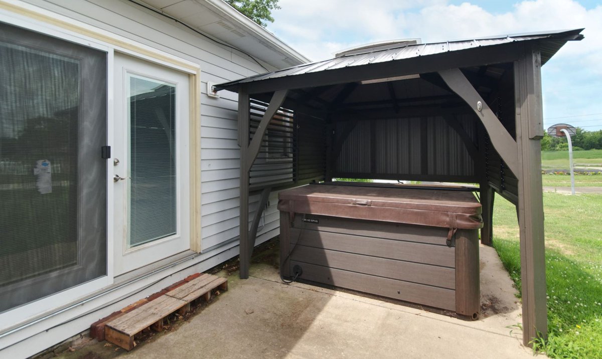 DawnDause's tweet photo. It's a HOT NEW LISTING ALERT! 🔥
690 N. 6th St, Carbon Hill, 60416
Ranch Home - Estate Sale AS-IS
$299,900 💰
Warm Hot Tub with covered awning! 🚣
3 bedrooms, 3 baths! 🏰
Large family room with vaulted ceiling! 🤓
Details 📃:
https://t.co/fpWbCCJYUV https://t.co/vqSKmMJGVs
