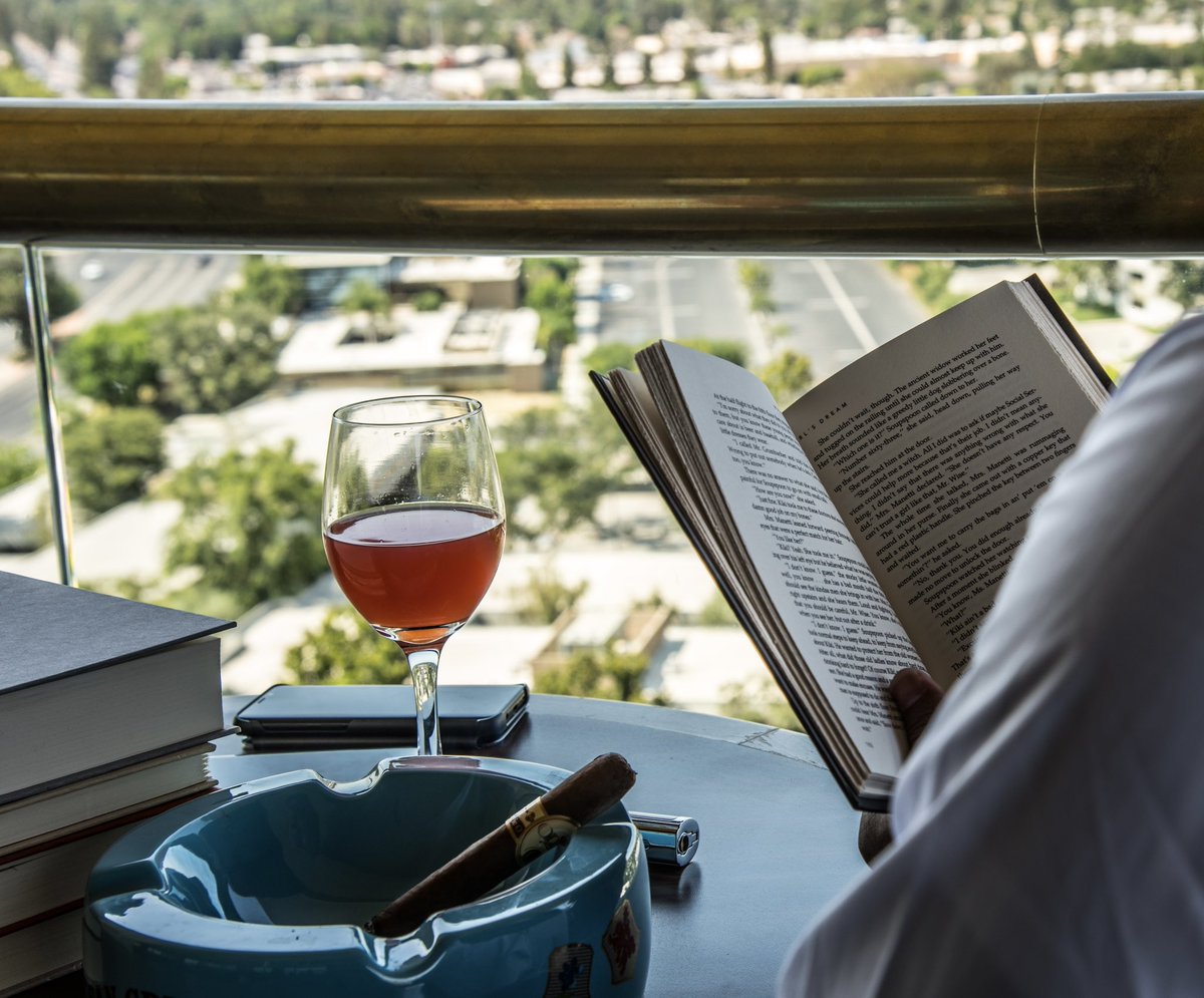 rootbeerphoto's tweet photo. From one of my #blackmenread shoot back in 2018. #readingisclassy #blackmanreading #shotbyjason #bookwormwithacamera #bakersfield #fortheloveofbooks #eatsleepread #hebad https://t.co/V0GWiTzYJF
