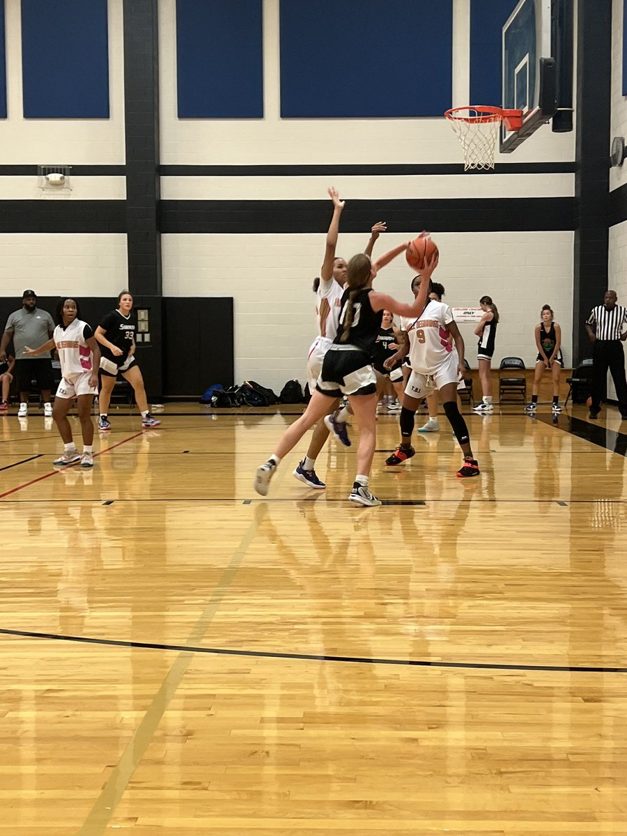 OklahomaSwarm1's tweet photo. Layup city for Swarm 16u! https://t.co/GCauTIP1Mg