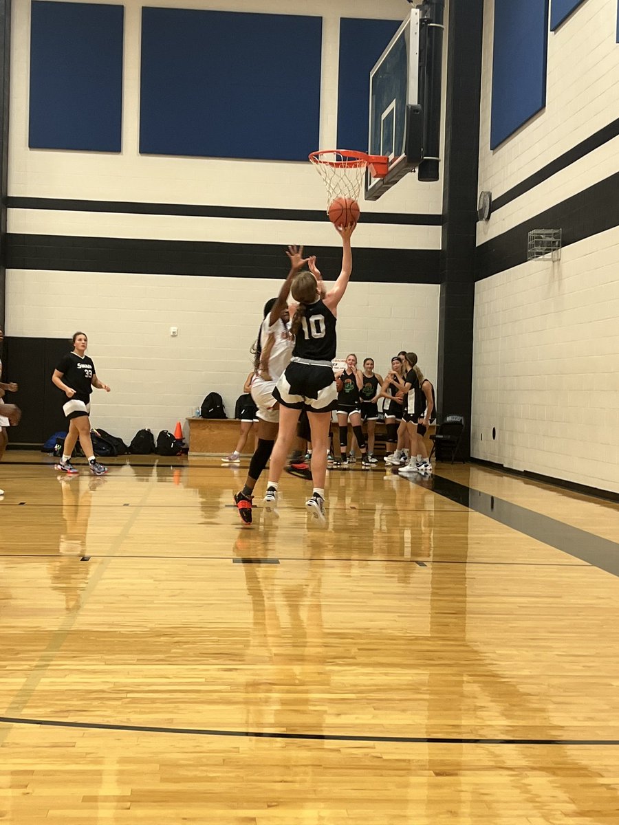 OklahomaSwarm1's tweet photo. Layup city for Swarm 16u! https://t.co/GCauTIP1Mg