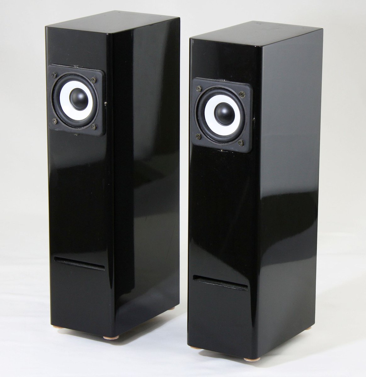 GroundHills's tweet photo. サイズ指定ができ、自然な再生音の、従来にないコンパクトなパワードスピーカを開発中です。より良い製品にするために、皆さんのご要望をお聞かせください。できる限り製品に反映します。
"https://t.co/5FsZfOsOaA"
#音響 #オーディオ #スピーカ #高音質 #デスクトップ #アンプ内蔵 #パワードスピーカ https://t.co/q2QSKZjPGS