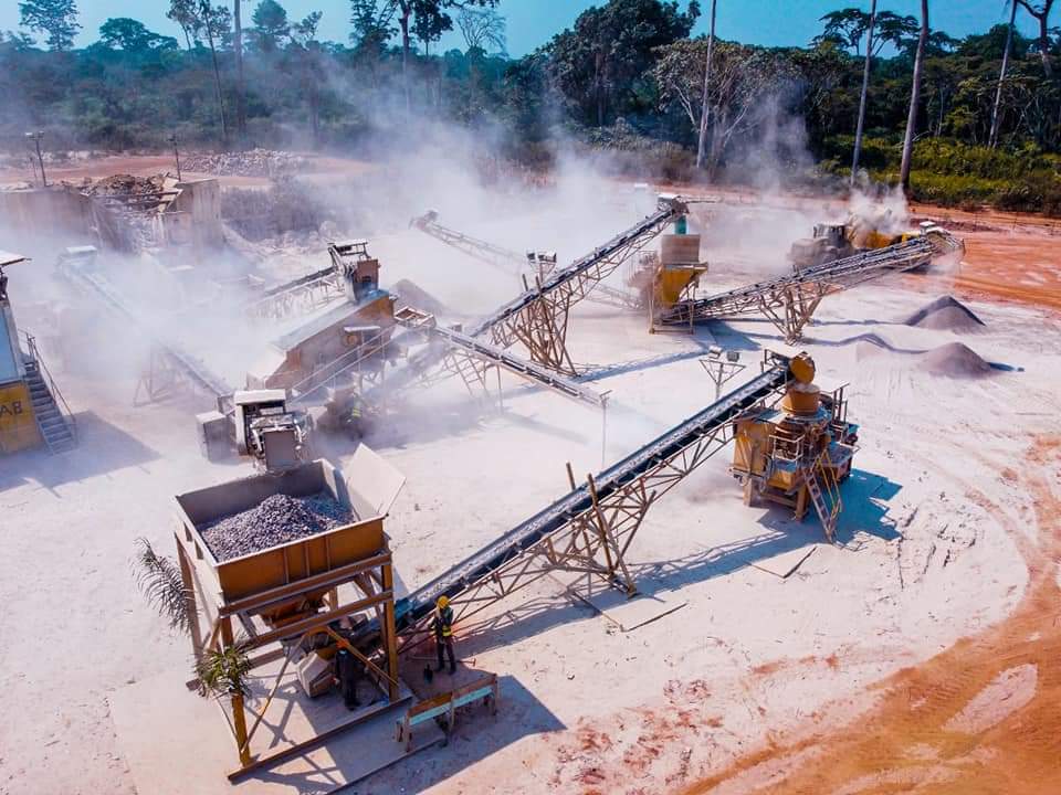 قام المهندس سيد فاروق رئيس شركة المقاولون العرب، بزيارة إلى دولة الكونغو الديموقراطية، تفقد خلالها عددا من المشروعات، والأعمال التى تقوم الشركة بتنفيذها بالكونغو، حيث قام بزيارة مشروع طريق (كامويشا/كاننجا) بطول 150 كم، بتكلفة حوالى110 مليون يورو.