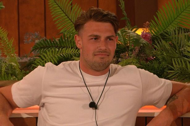 Yourmajestysre's tweet photo. YOU’RE DONE🗑 #LoveIsland https://t.co/1rB55QhXYE