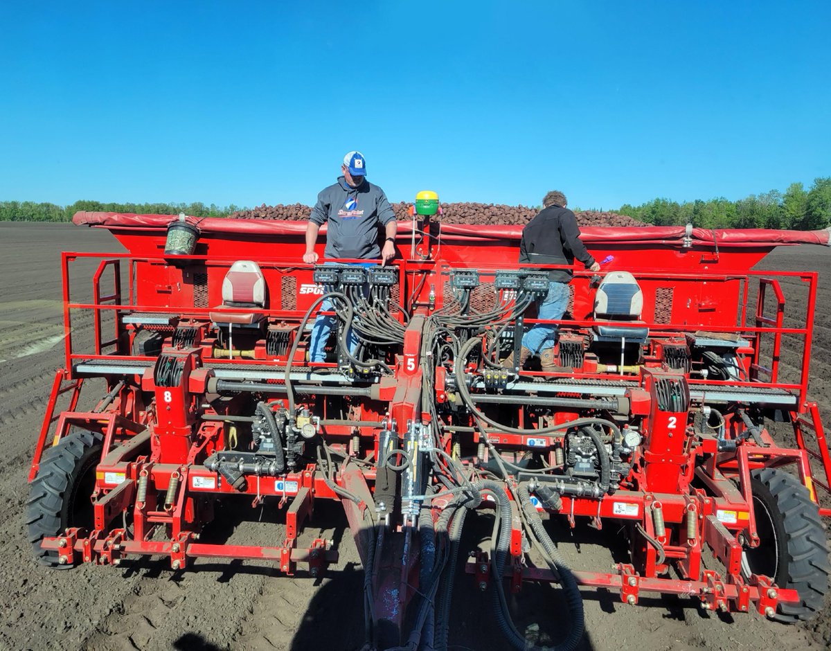 SurePointAg's tweet image. 🥔 This Spudnik Equipment potato planter has an impressive dual pump #FertilizerApplication setup, and we had fun watching her in action in Minnesota last month. Learn more about our world-famous #LiquidApplication systems at surepointag.com. #PrecisionAg #AgTwitter