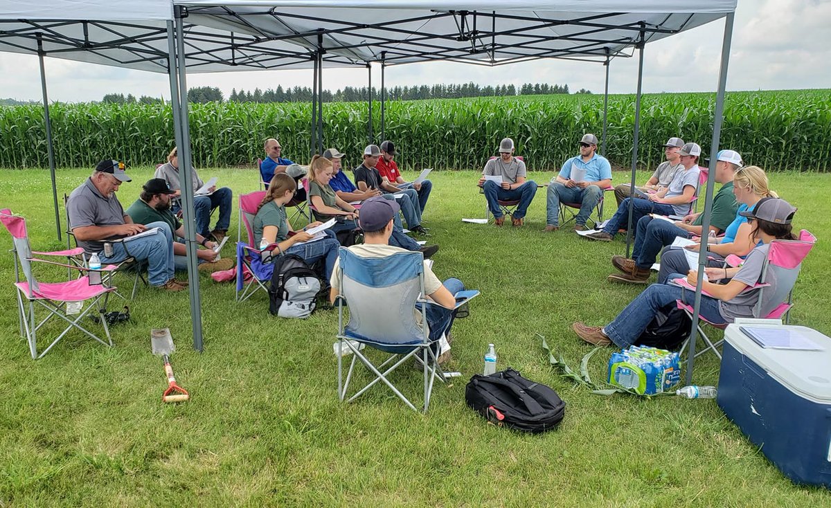 AgPartnersMN's tweet photo. This morning Ag Partners agronomy interns gave individual reports on what they've learned from working with our staff and growers this spring. They also took a close look at the corn & soy planted here to discuss stages of the plants & potential they see. #whatsyourpassion https://t.co/Zvv4jqV3C2