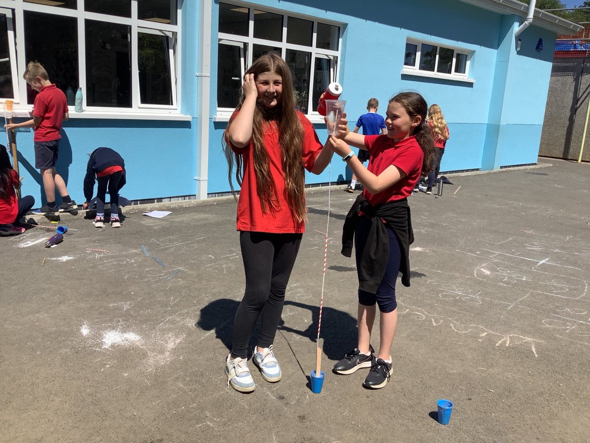 Hendrefoilan's tweet photo. So much fun this afternoon getting our thinking caps on for this STEM challenge! Excellent team work and use of science and maths knowledge by all! #hdfpSciTech #hdfpNum #hdfpECC #hdfpRF https://t.co/VwLhVlWfnQ