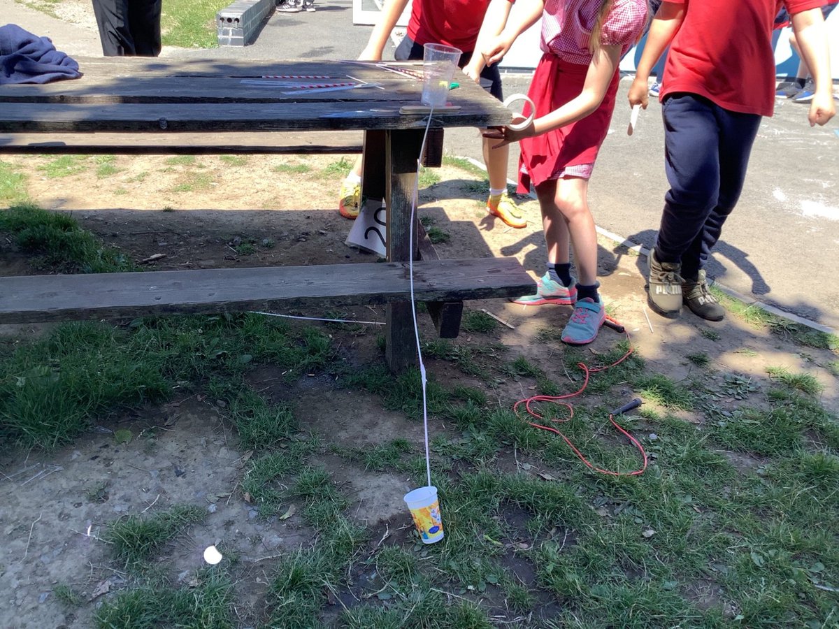 Hendrefoilan's tweet photo. So much fun this afternoon getting our thinking caps on for this STEM challenge! Excellent team work and use of science and maths knowledge by all! #hdfpSciTech #hdfpNum #hdfpECC #hdfpRF https://t.co/VwLhVlWfnQ