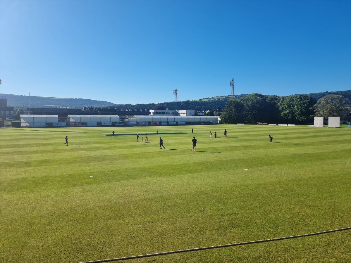 Cllrleannejones's tweet photo. What a gorgeous night for Morgan's first cricket match @NeathCC a cracking ground to play at!
#NeathNeathNeath https://t.co/4uLTwAw5A1