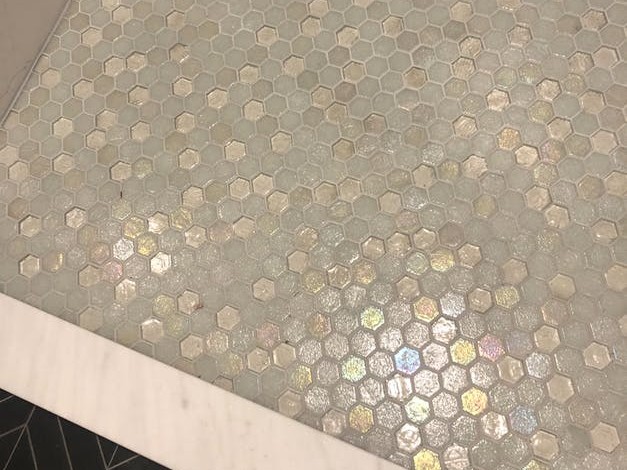 Hexagonal glass tile is an absolutely wonderful choice if you're looking to transform your shower! 🤩 Check out this example using the Iceberg, Hexagonal glass tile! 🙌 

Shop Now!
 bit.ly/3JkirK6