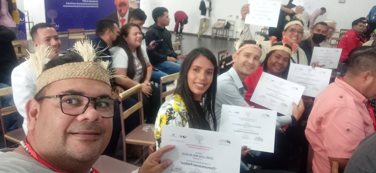 Atrincherate's tweet photo. ¡Disciplina, compromiso y comunicación! Gracias presidente @NicolasMaduro recibimos en la primera cohorte diplomado en Comunicación Política, a las redes a los medios y las paredes a defender la verdad de los pueblos @lauicom Comunicación para la liberación #LauicomRevoluciona https://t.co/4HU5OLWrWE