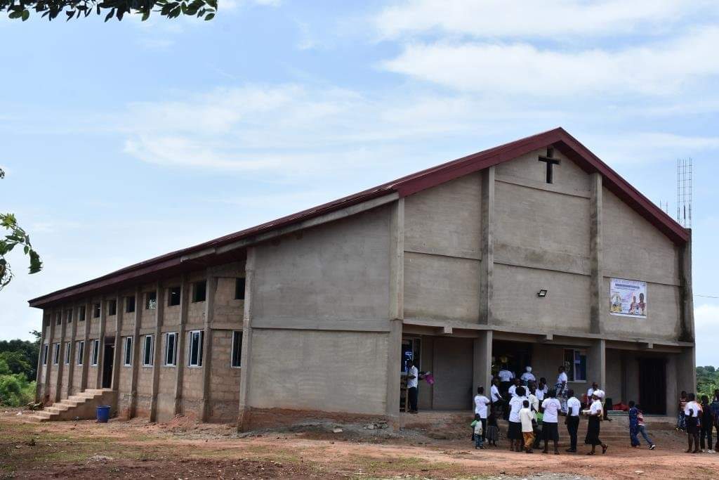 KLOMOfficial's tweet photo. The St. Anthony Catholic Church community at Anyinasu in the Konongo-Mampong Diocese 🇬🇭 have a new edifice, thanks to the benevolence of a member of the #KLOM. Though incomplete, the new building was the venue of the Church's centenary celebration. Read 👉https://t.co/HmA76Hnq4N https://t.co/vZEBrOHky9