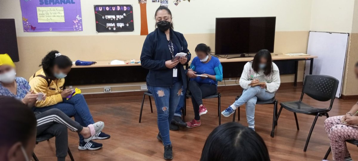 PatronatoSJ's tweet image. Disfrutamos del taller de autocuidado que refuerza el desarrollo personal de las usuarias de la Casa de la Mujer y contribuye en su salud mental e integración, además de la recuperación de la autoestima. 
#PatronatoParaTi