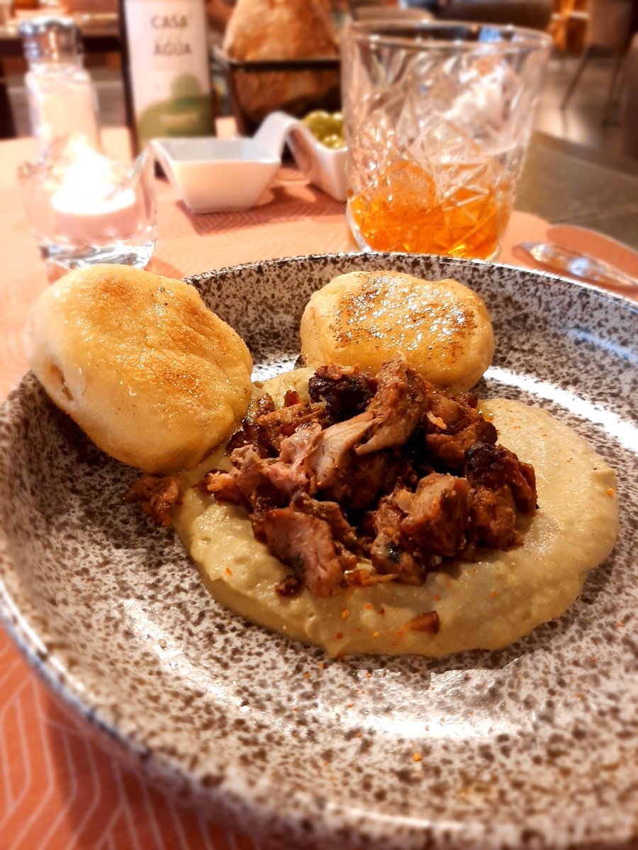 comebebeama69's tweet photo. Otro espectáculo más, y van muchos, de @MarioSegado y su equipo en BENDITO #Málaga #CocinaHonesta #Sala10 con un gran #MenuDegustacion y #Maridaje acompañado de una guitarra española (y su palo flamenco) 1/2 https://t.co/DiCaARGawE