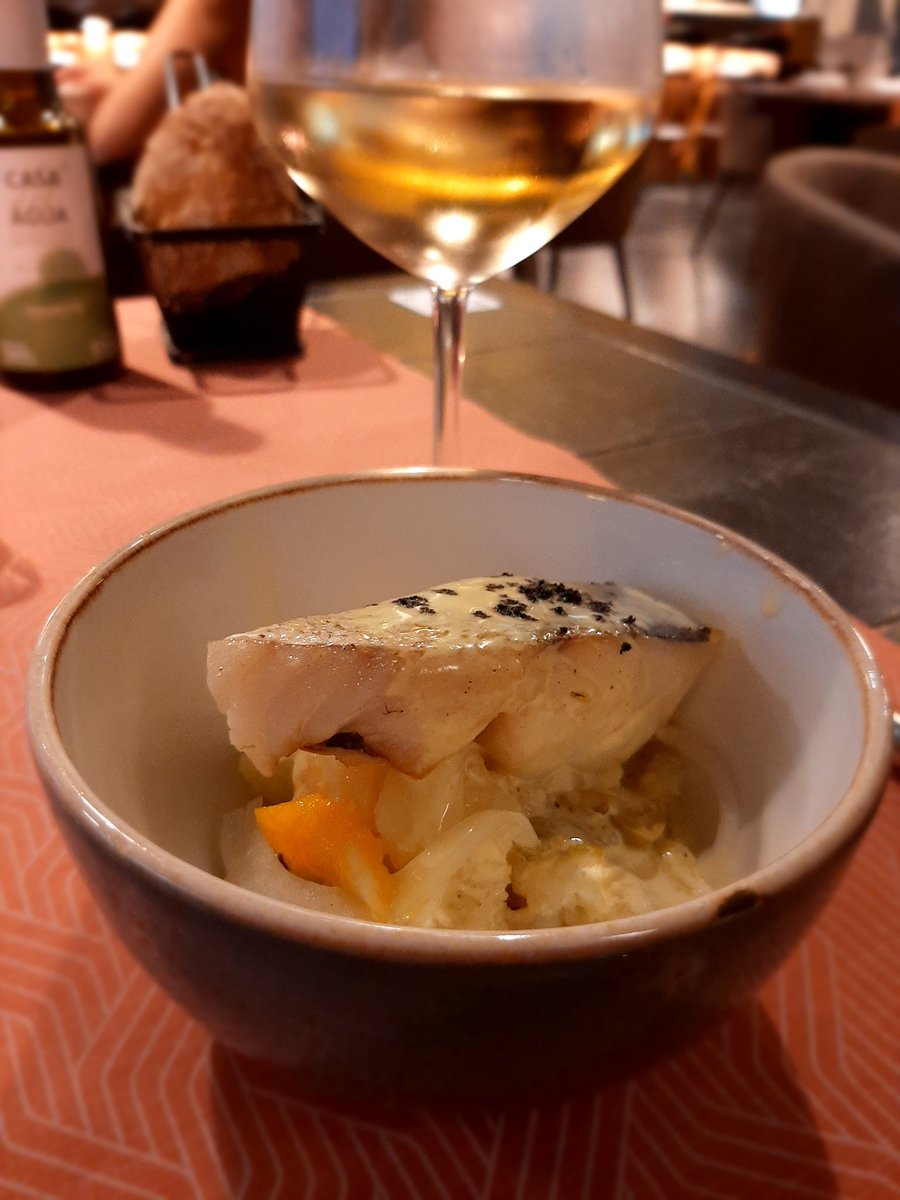 comebebeama69's tweet photo. Otro espectáculo más, y van muchos, de @MarioSegado y su equipo en BENDITO #Málaga #CocinaHonesta #Sala10 con un gran #MenuDegustacion y #Maridaje acompañado de una guitarra española (y su palo flamenco) 1/2 https://t.co/DiCaARGawE