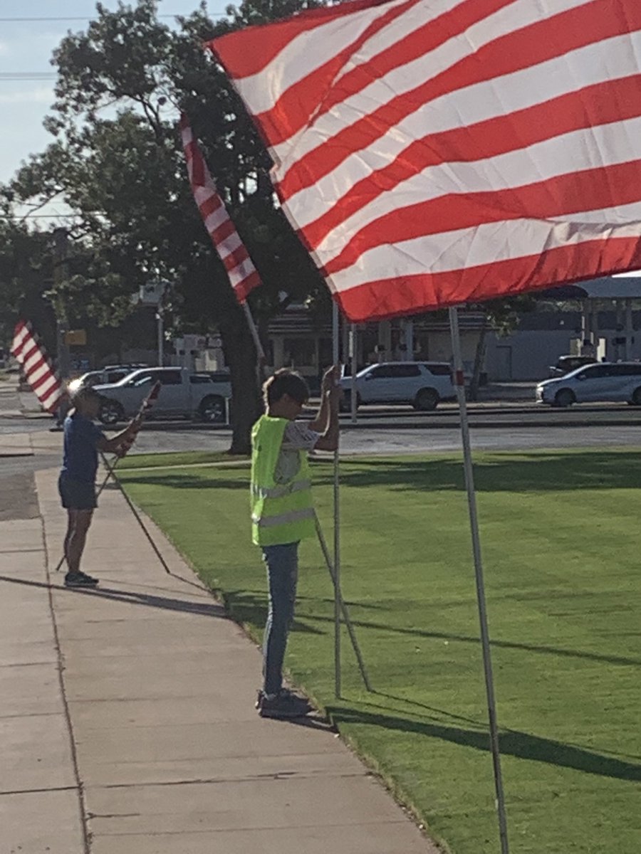nomisskim's tweet photo. Best 4th of July EVER. To give back by planting FLAGS and picking up by sunset. Honor. #Kiwanian  #Freedom https://t.co/L6Y7fsrxXc