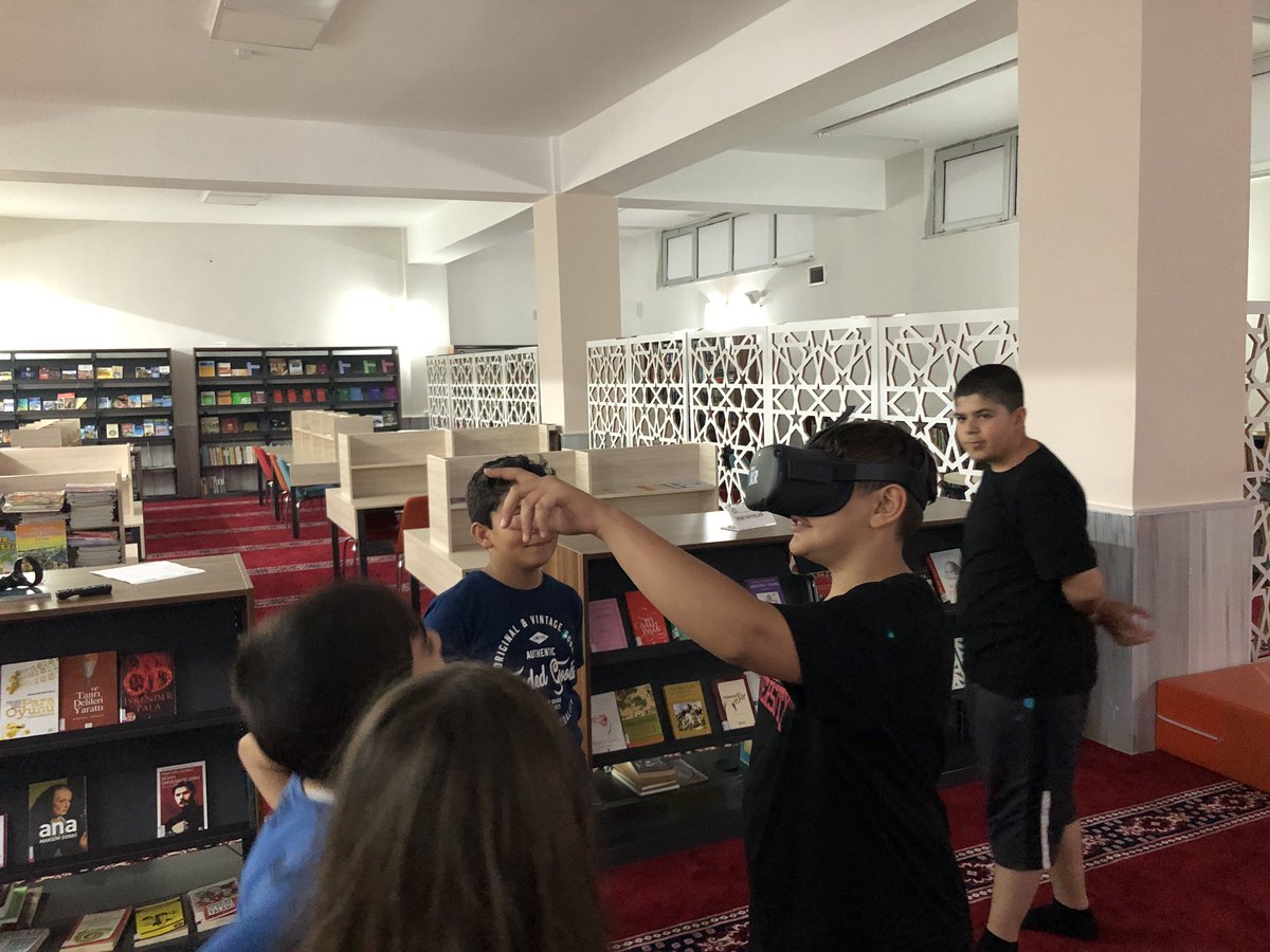 mustafacesur's tweet photo. Çocukların ilk #SanalGerçeklik #VR deneyimi.
Geleceğin teknolojilerini 
#DijitalÇocukAkademisi ile... @igdir_uni 
#ÇocukveGençlikKütüphanesi’nde öğretiyoruz.
 Biz bu imkanı sunan değerli dostum @zaferkaradayi ve @naraedtech ekibine teşekkür ediyorum..👍🌷👏🤲 https://t.co/7OEmNmLgu5