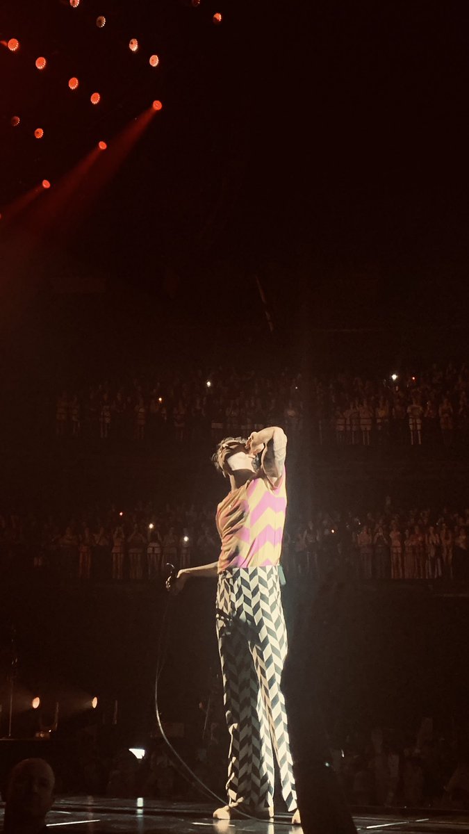 lisabouvry's tweet photo. #LoveOnTourAntwerp ❤️🧡💛💚💙 https://t.co/yUdEMxRP4b
