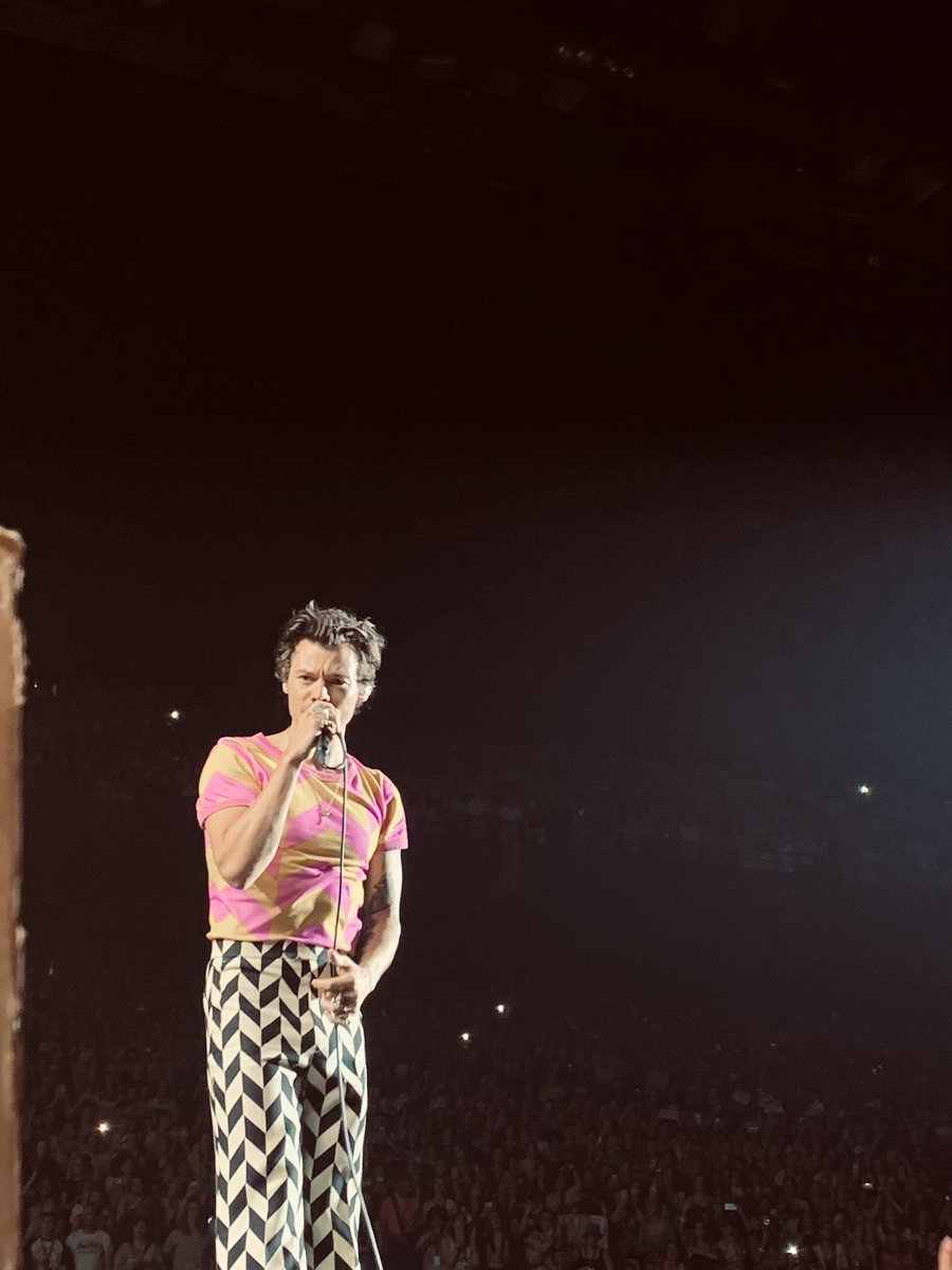 lisabouvry's tweet photo. #LoveOnTourAntwerp ❤️🧡💛💚💙 https://t.co/yUdEMxRP4b