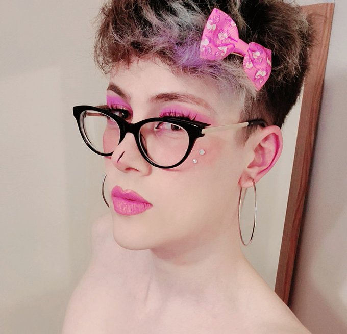 1 pic. New profile pic. Androgynous femboy me. https://t.co/4GgHDLkVMV