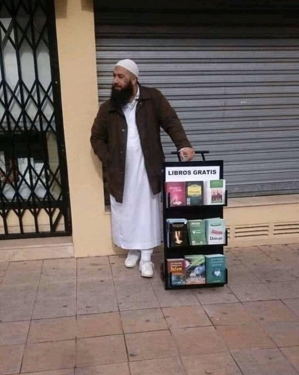 ip700k's tweet photo. يقول المصور
هذا الرجل من إسبانيا اسمه عبد الله اعتنق الاسلام حديثا ولم يكتفي بذلك فقط بل وقام بتقديم طلب للبلدية ليُسمح له بتوزيع بعض الكتب الاسلامية وقد أسلم على يديه الكثير.. ما شاء الله 

وَإِن تَتَوَلَّوْا يَسْتَبْدِلْ قَوْمًا غَيْرَكُمْ ثُمَّ لَا يَكُونُوا أَمْثَالَكُم https://t.co/F2JlGIYADQ