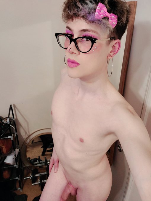 2 pic. New profile pic. Androgynous femboy me. https://t.co/4GgHDLkVMV