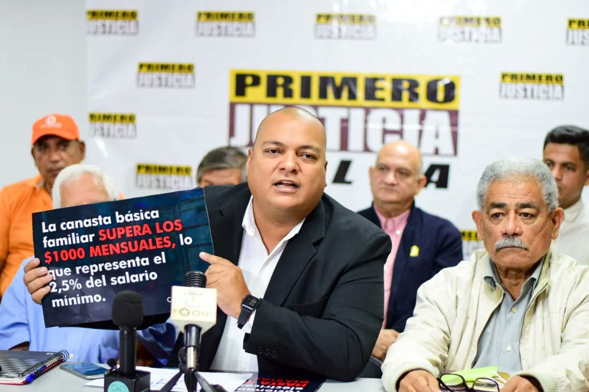 HenryMeoli's tweet photo. #7JL. Hoy como vocero del Frente Amplio Venezuela Libre Zulia expuse algunos aspectos que desvirtúan la tesis que Venezuela se arregló, así como otros elementos que demuestran que nuestro país continúa sumergido en la peor crisis de su historia. @vpzulia @VoluntadPopular https://t.co/79A9fdsmC9