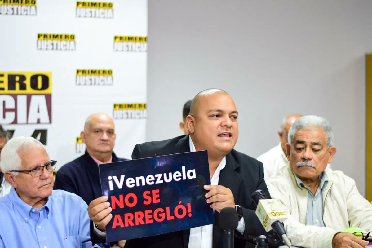 HenryMeoli's tweet photo. #7JL. Hoy como vocero del Frente Amplio Venezuela Libre Zulia expuse algunos aspectos que desvirtúan la tesis que Venezuela se arregló, así como otros elementos que demuestran que nuestro país continúa sumergido en la peor crisis de su historia. @vpzulia @VoluntadPopular https://t.co/79A9fdsmC9