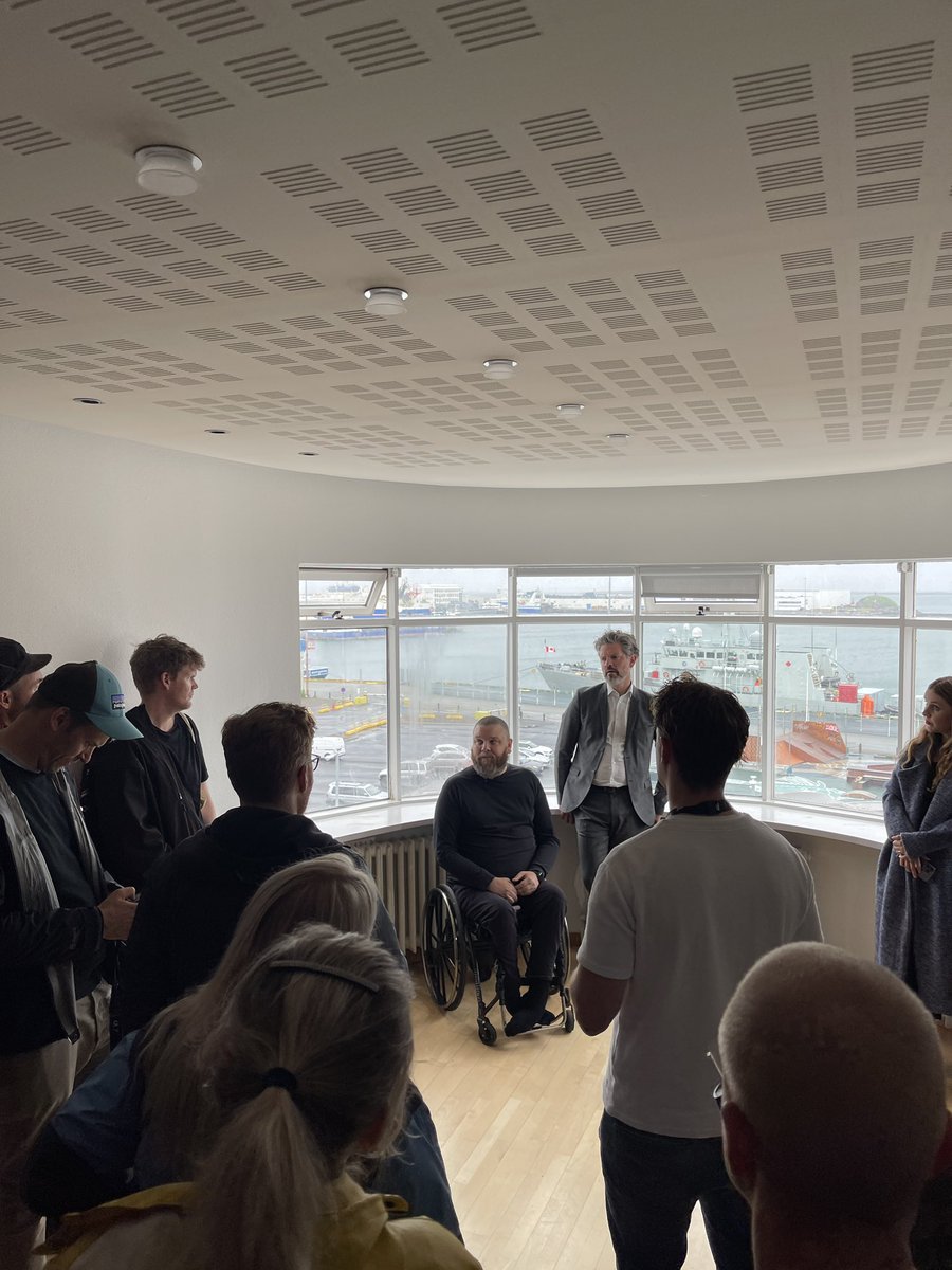 Opnun <a href="/hafnarhaus/">hafnarhaus</a> í dag. Heyrði konu spyrja ,,verður þetta þá svona artífartí töff liðið hérna - og svona busniess frumkvöðlanir í Grósku?”

Þykist vita að svo verður ekki. Og að það sé einmitt samblandan af mismunandi týpum og fólki sem gerir gott - betra. Bravo <a href="/iamharaldur/">Halli</a>