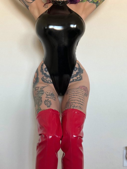 go join my page it&rsquo;s freeeeee 🖤  https://t.co/ErwZogPlyE https://t.co/km7hxZGf5e