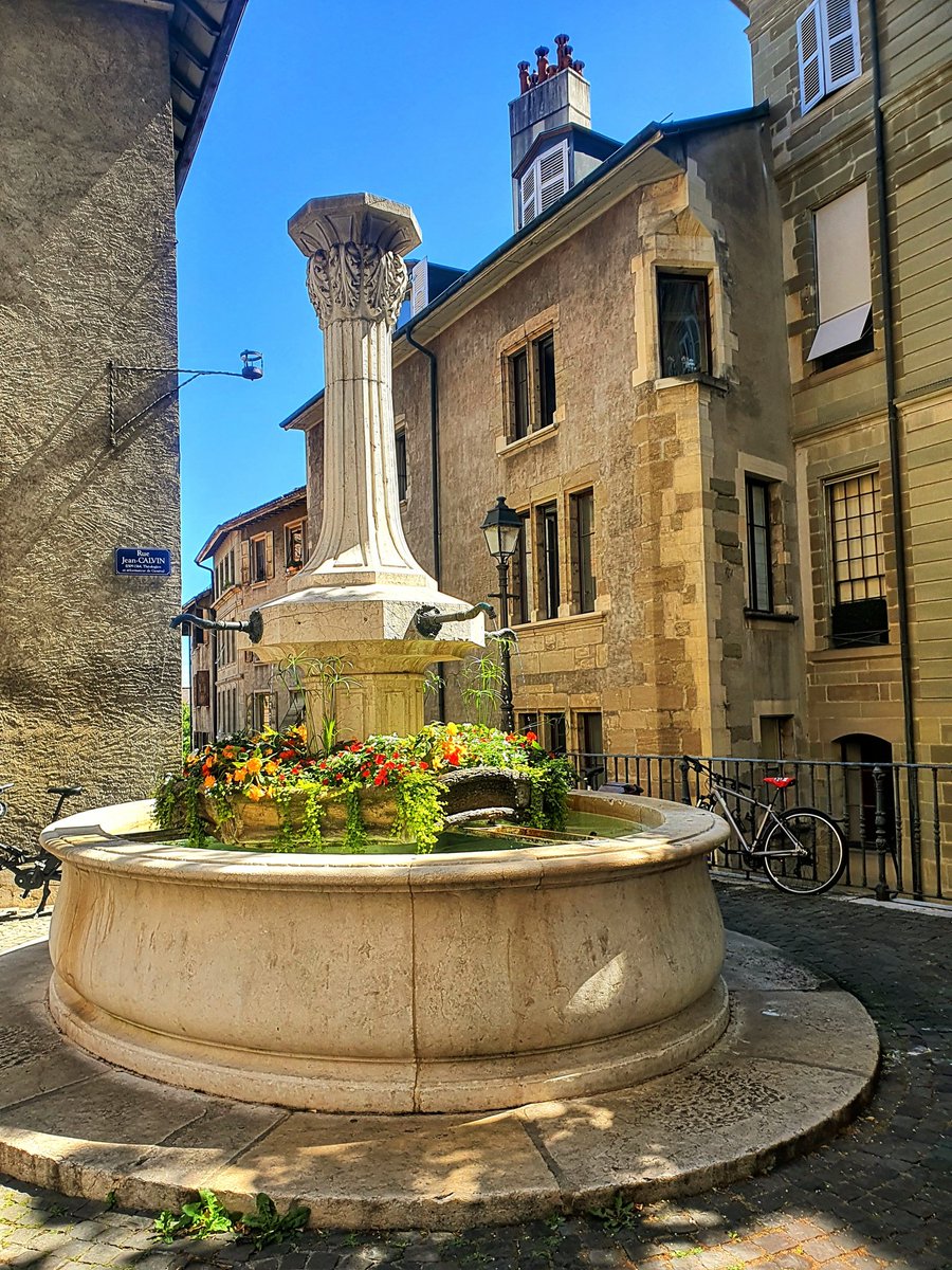 RolandoAndow's tweet photo. Las fuentes de agua potable en Ginebra son hermosas, ya que las adornan con flores y el agua es fresca. Por tal motivo, en tu próximo viaje, llévate de tu cantimplora e hidrátate.

#Geneve #Geneva #VisitGeneva #Switzerland #Suiza #RolandoAndow @GeneveTourisme https://t.co/V861xhmcJs