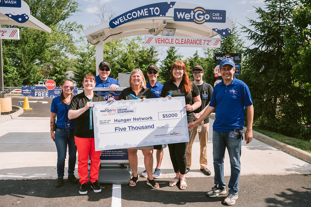 Hunger_Network's tweet photo. It was an honor to accept a check for $5k thanking us for our continued partnership with @GiantEagle, @getgo, & #WetGo ๐๐๐ค
๐Congrats to them on their grand opening!
Be sure to head on over to the new car wash location and get your car squeaky clean for the summer season! https://t.co/TuXGVYfWRz