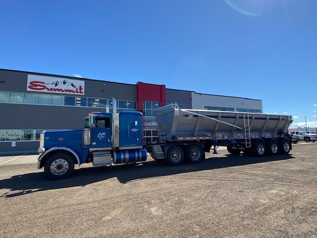 Summit_Trailer's tweet photo. You won’t miss this new Trout River 37’ Live Bottom hauling for our friends at AJG Trucking Ltd! Congrats to AJG on another beautiful unit and thank you for your continued business – check out their website at https://t.co/mOrFs8zFAv
#troutrivertrailers #livebottomtrailers https://t.co/JGKJ7BcXjU