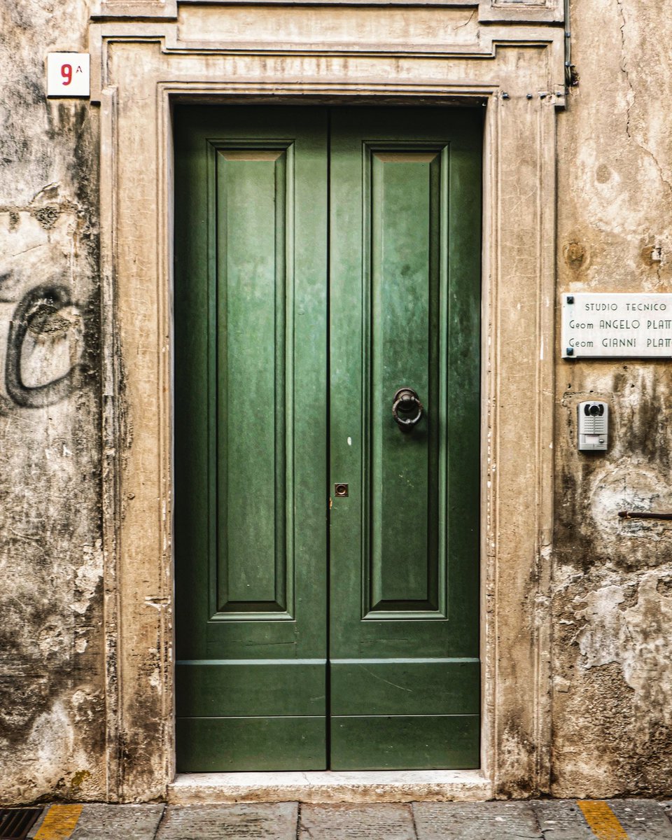 Ms_Spritz's tweet photo. Knock Knock …. #Brescia #DoorsOfItaly #DoorLove #Italy https://t.co/GifZIy1LkI