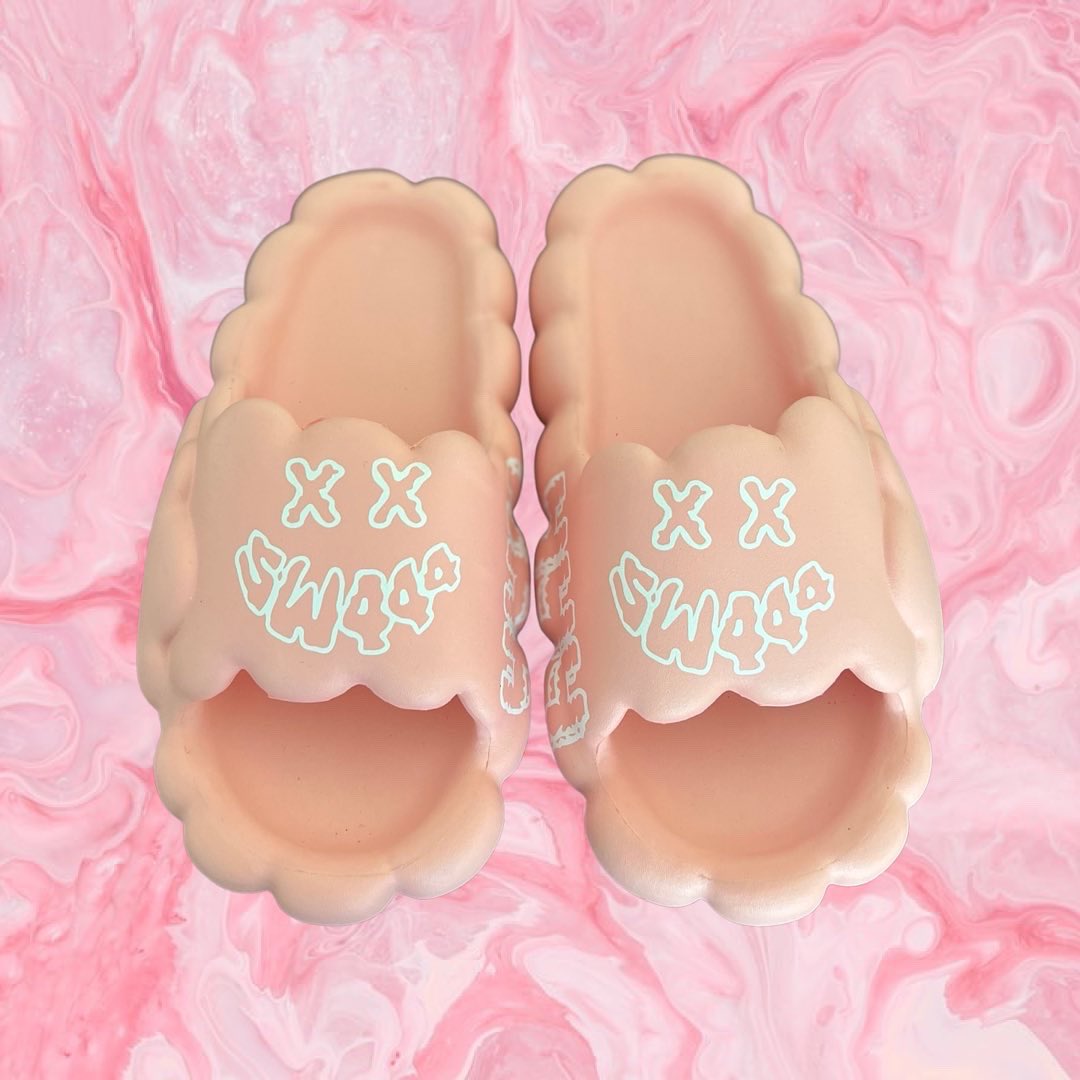 stopworrying444's tweet photo. Stopworrying444 Cozy cloud slides now available! Women Sizes EU 40/41:US 5/6 - EU 44/45:US 7.5/8 https://t.co/NVZD0el9Q3