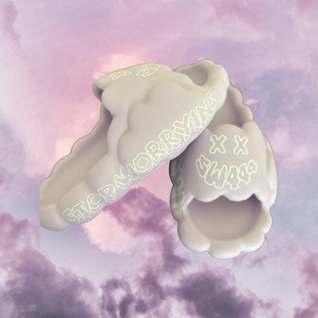 stopworrying444's tweet photo. Stopworrying444 Cozy cloud slides now available! Women Sizes EU 40/41:US 5/6 - EU 44/45:US 7.5/8 https://t.co/JfwNeMeD8A
