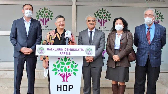 Doktorlara, "hasta bakmayın, grev yapın" diyen Türk(!) Tabipleri Birliği Başkanı Şebnem Korur Fincancı'nın kürsüdeki fotoğrafı her şeyi anlatıyor! PKK karşıtı açıklaması var mı? Ben göremedim! Doktorlar bu kişilerin tekelinden kurtulmalı!
TTB'YE ALTERNATİF ŞART!