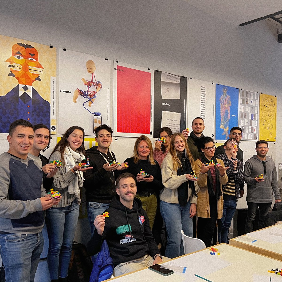 chispalab's tweet photo. Las manos piensan 🤲 y el último Chispa Day  las mantuvimos ocupadas en un workshop de Pensamiento Creativo con Lego®. 
Todos nacemos creativos: la creatividad es nuestro vehículo para expresarnos, una huella que nos define. Aguante los legos! Aguante la infancia intacta! ☀️ https://t.co/XXO9q2UoaJ
