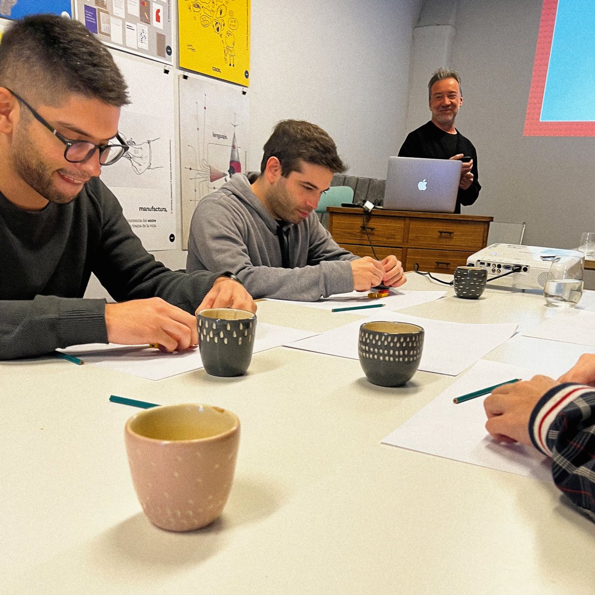 chispalab's tweet photo. Las manos piensan 🤲 y el último Chispa Day  las mantuvimos ocupadas en un workshop de Pensamiento Creativo con Lego®. 
Todos nacemos creativos: la creatividad es nuestro vehículo para expresarnos, una huella que nos define. Aguante los legos! Aguante la infancia intacta! ☀️ https://t.co/XXO9q2UoaJ