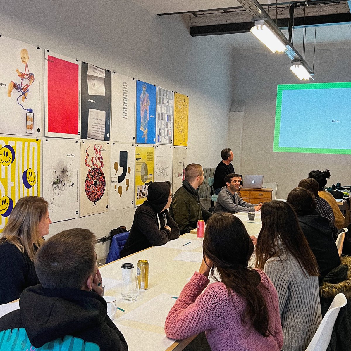 chispalab's tweet photo. Las manos piensan 🤲 y el último Chispa Day  las mantuvimos ocupadas en un workshop de Pensamiento Creativo con Lego®. 
Todos nacemos creativos: la creatividad es nuestro vehículo para expresarnos, una huella que nos define. Aguante los legos! Aguante la infancia intacta! ☀️ https://t.co/XXO9q2UoaJ
