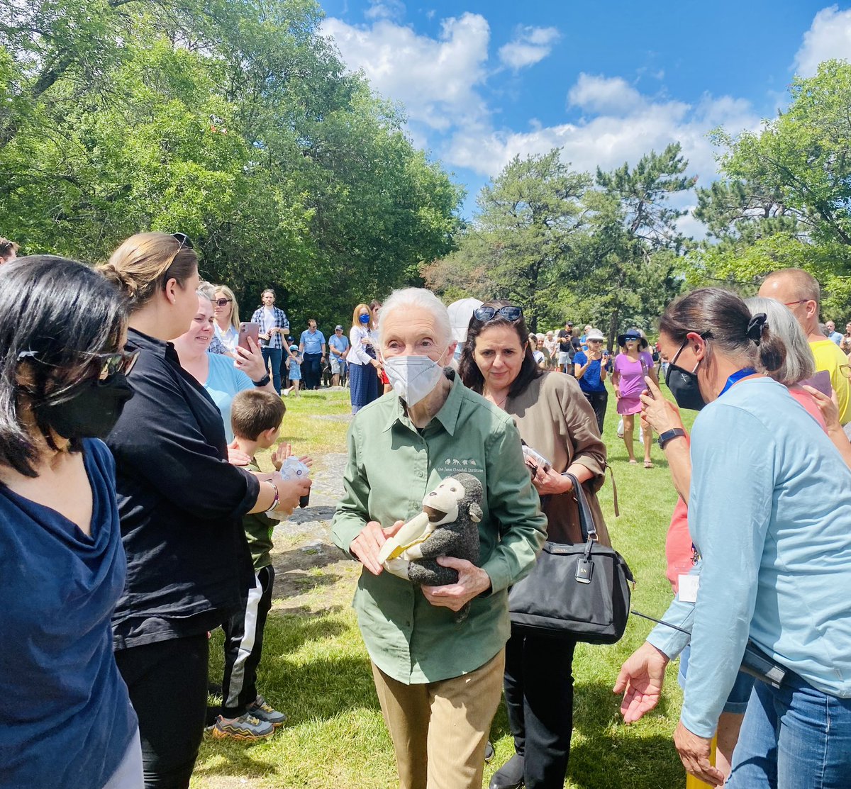 marykkeown's tweet photo. Just a lady and her #monkey… Dr. #JaneGoodall arrives at @GreaterSudbury’s #BellPark to plant the city’s 10 millionth #tree 🌳 with PM @JustinTrudeau. What an amazing woman 💪🏼 She truly is a living legend... #regreening #ClimateChange #GreaterSudbury https://t.co/cvOKm8UGFJ