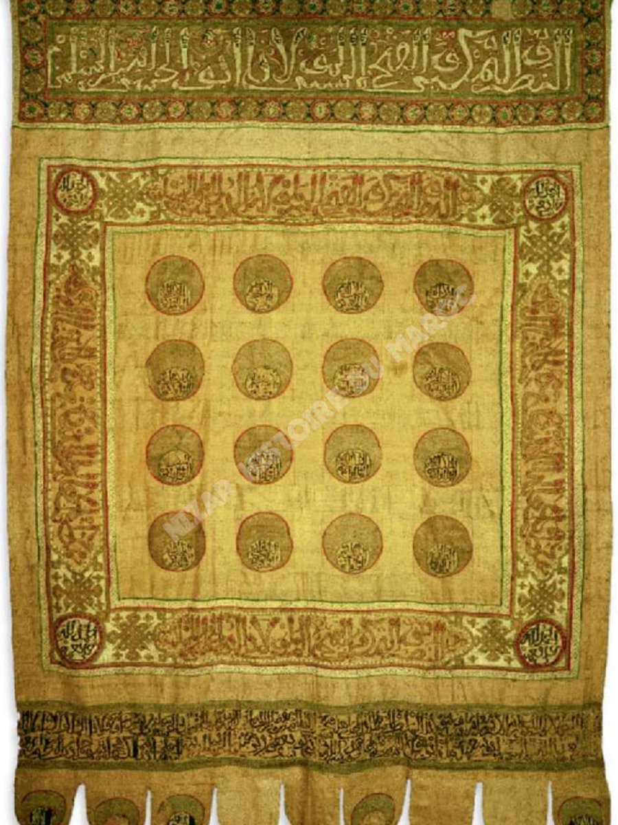 Le drapeau du sultan mérinide, Abi al-Hasan Ali bin Othman al-Marini, a été fabriqué à Fès en l'an 1340.
 Le roi de Castille Alphonse XI l'emmena après sa victoire sur les Marinides venus soutenir les armées du sultan de Grenade Abu Al-Hajjaj Yusuf I lors de la bataille de Tarifa