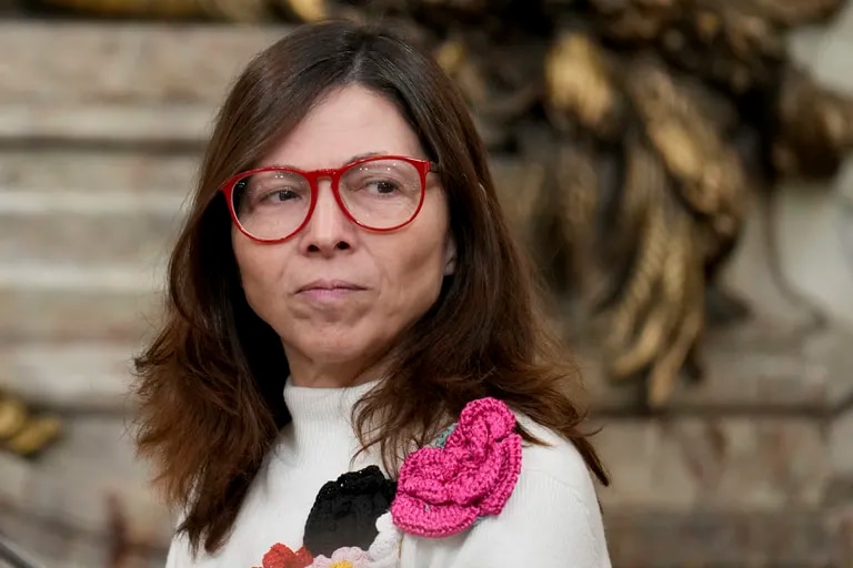 LANACION's tweet photo. Mientras critica el turismo en el exterior, Batakis tiene a su hijo adolescente de viaje en Londres https://t.co/s5hUwth6ws https://t.co/WMtmeL8eY1