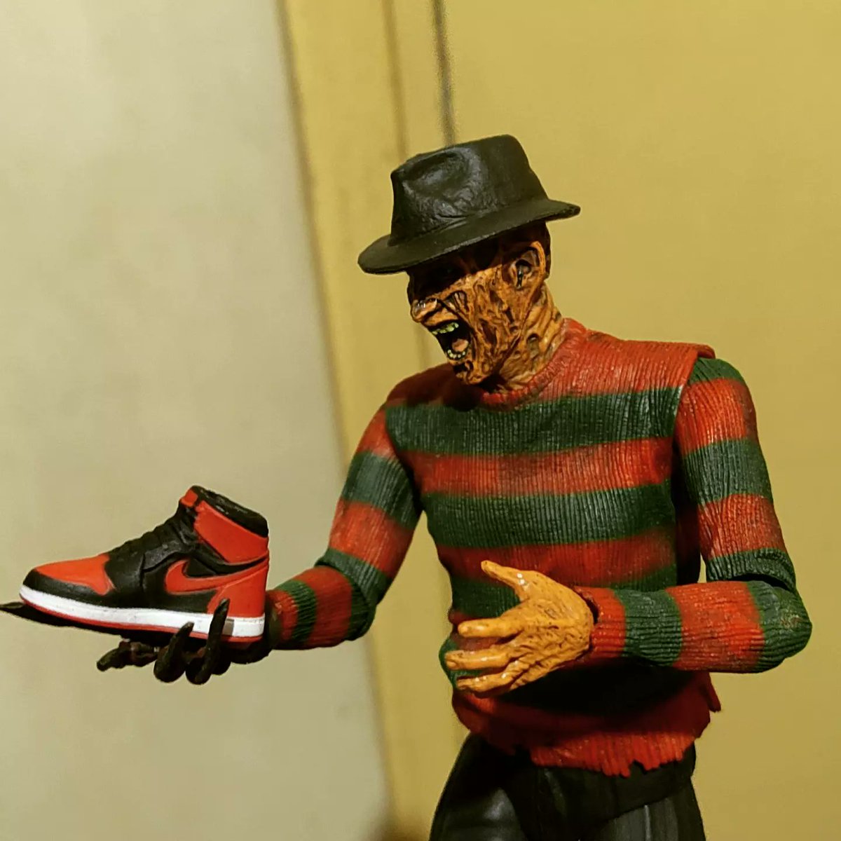 DarkOverloarded's tweet photo. #FreddyKrueger got dem dope #Nike #AirJordan1 #RetroHighOG! 🔥 #NECA #One12 #7InchFigure #ModelFigure https://t.co/ErsSf0GRQI