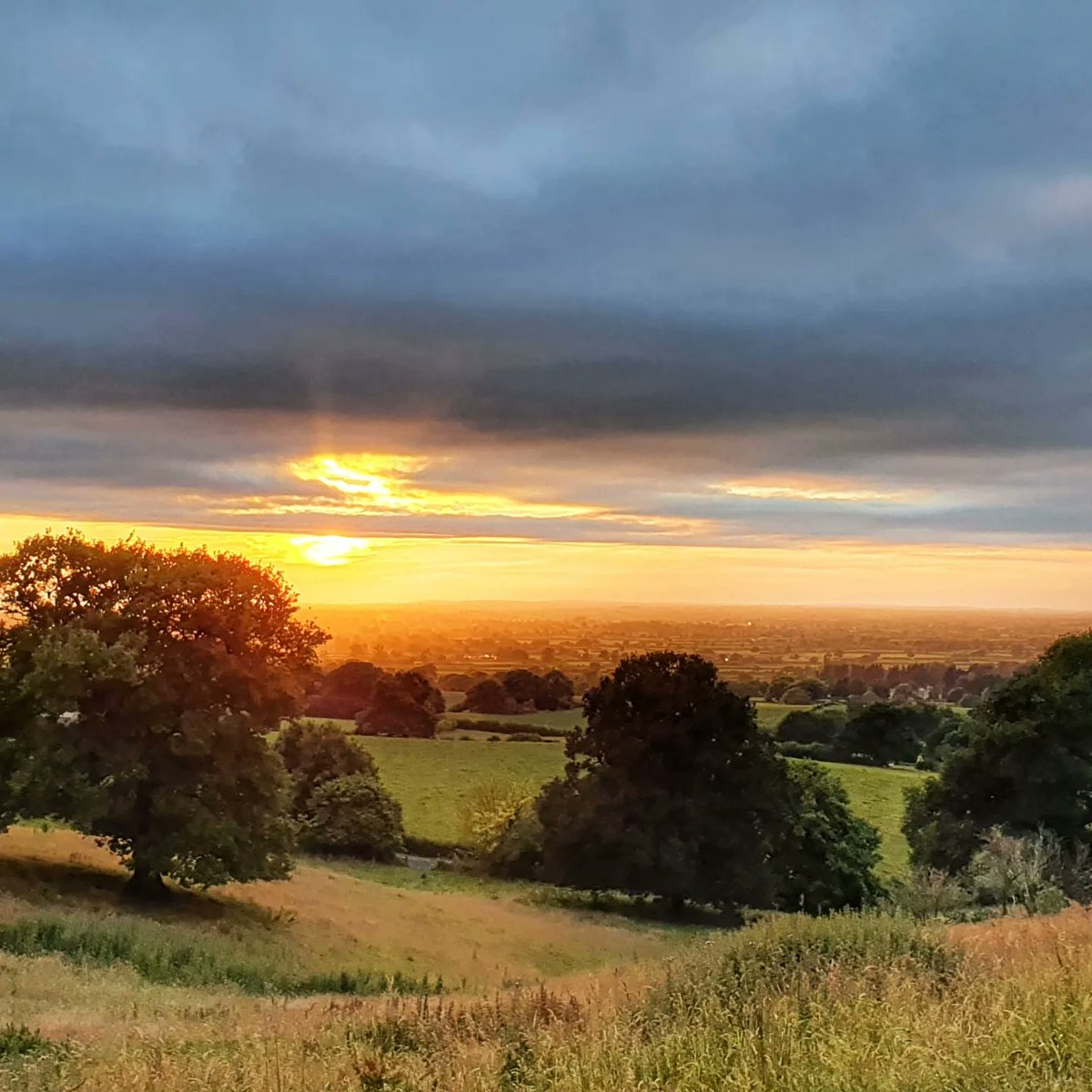 saracrosland's tweet photo. Great views, cave exploration, a beautiful sunset and a catch up with friends! What better way to spend the evening. 🙂

#NatureTherapy #LoveWalking #Hiking #VitaminN #FoodForTheSoul #CGOC https://t.co/pd0rlbVtki