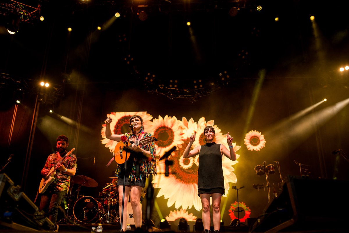 weekendbeachfes's tweet photo. Cuando se hace desde el corazón, solo puede salir un concierto tan mágico como el de @RozalenMusic 

#SoyWeeker #GoTorredelMar #verano2022 #weekendfestival2022 #Weekendbeach2022 https://t.co/jHgUDMrWzE