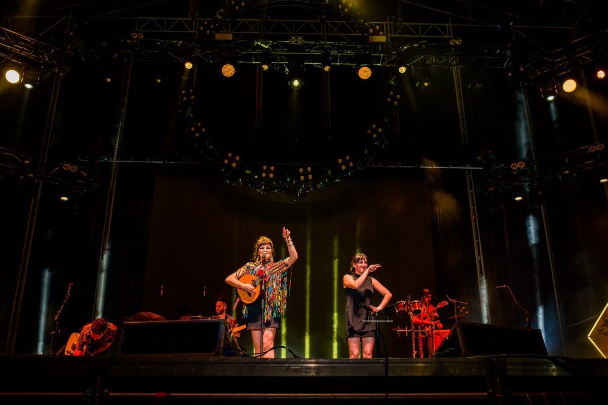 weekendbeachfes's tweet photo. Cuando se hace desde el corazón, solo puede salir un concierto tan mágico como el de @RozalenMusic 

#SoyWeeker #GoTorredelMar #verano2022 #weekendfestival2022 #Weekendbeach2022 https://t.co/jHgUDMrWzE